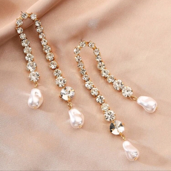 Zara faux rhinestone and pearls fringe earrings; costume jewelry style; nwot - Picture 4 of 9